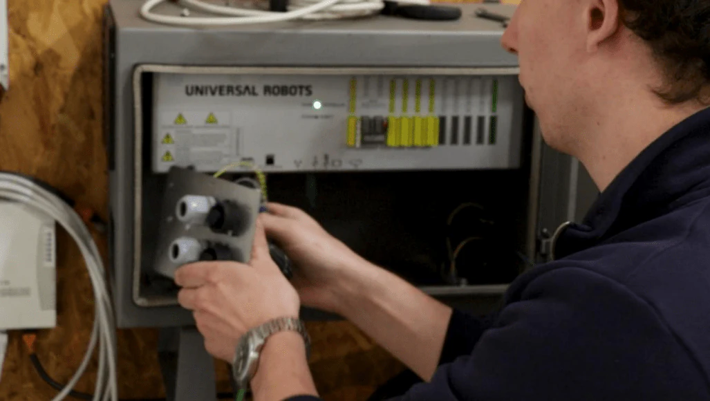 Adapter plate inserted into the UR control box
